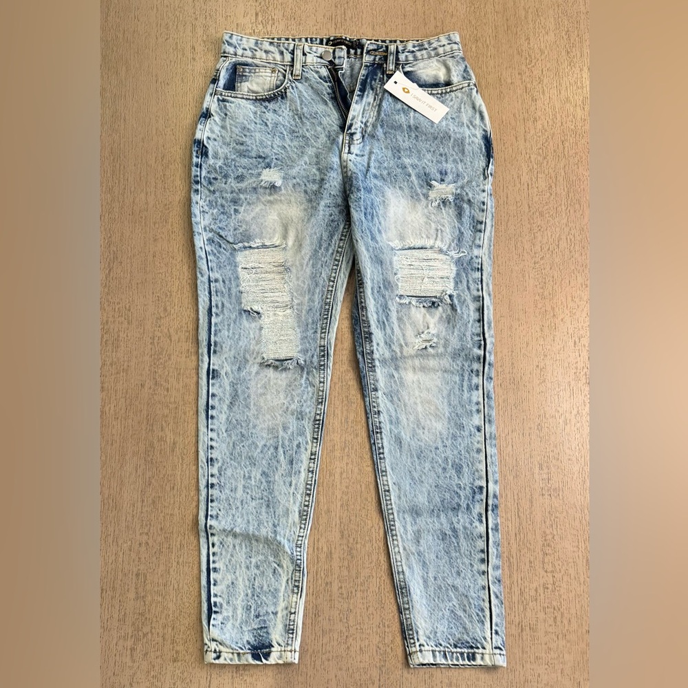 💕 NWT Women’s I Saw It First Distressed Mom Jeans Mid Wash in size 4